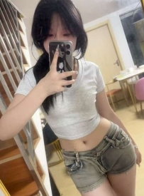 思思156/43kg/C/20歲    學生妹